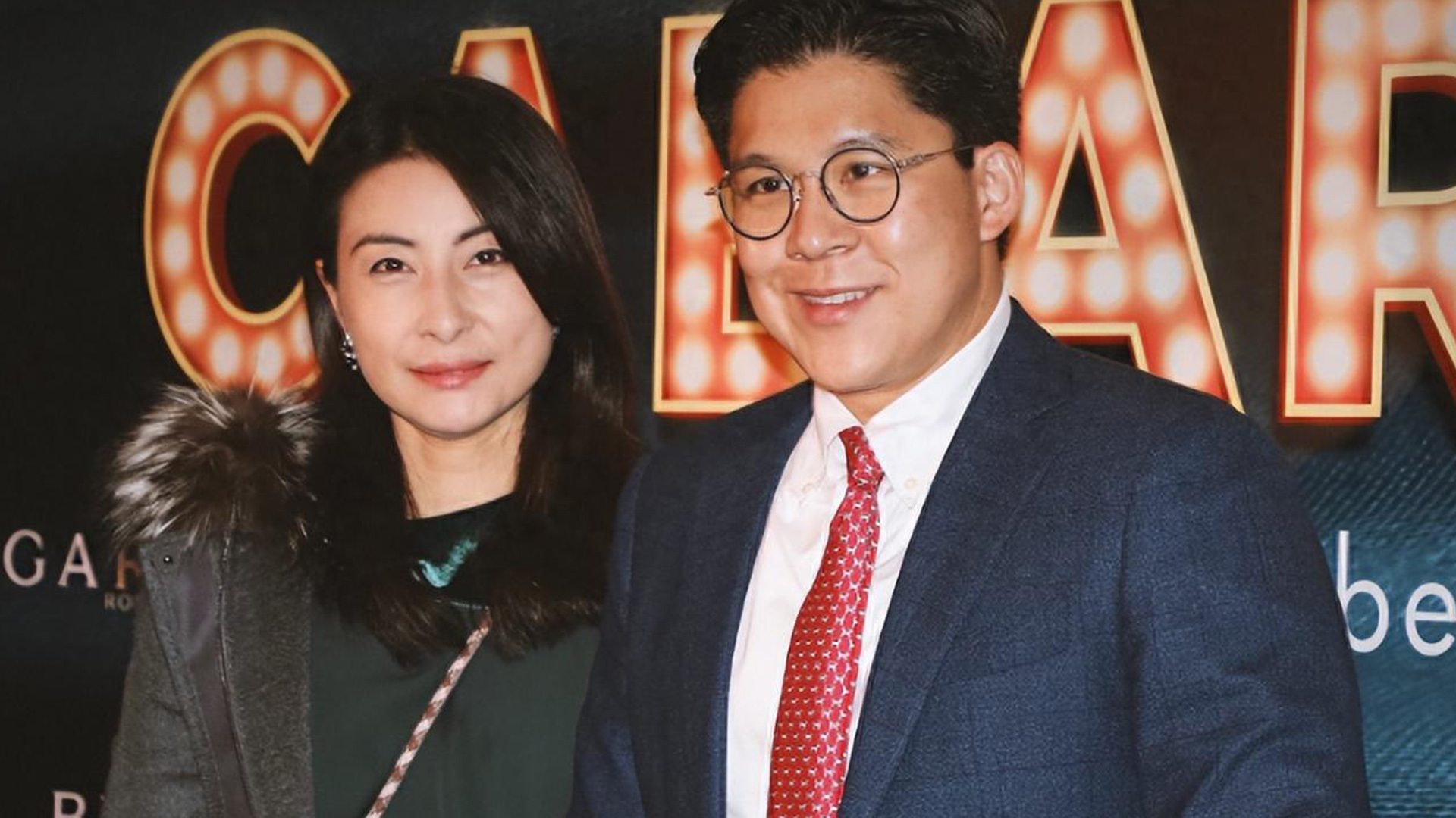 霍启刚晒照庆祝结婚11周年,包场请郭晶晶看电影,十指相扣太恩爱