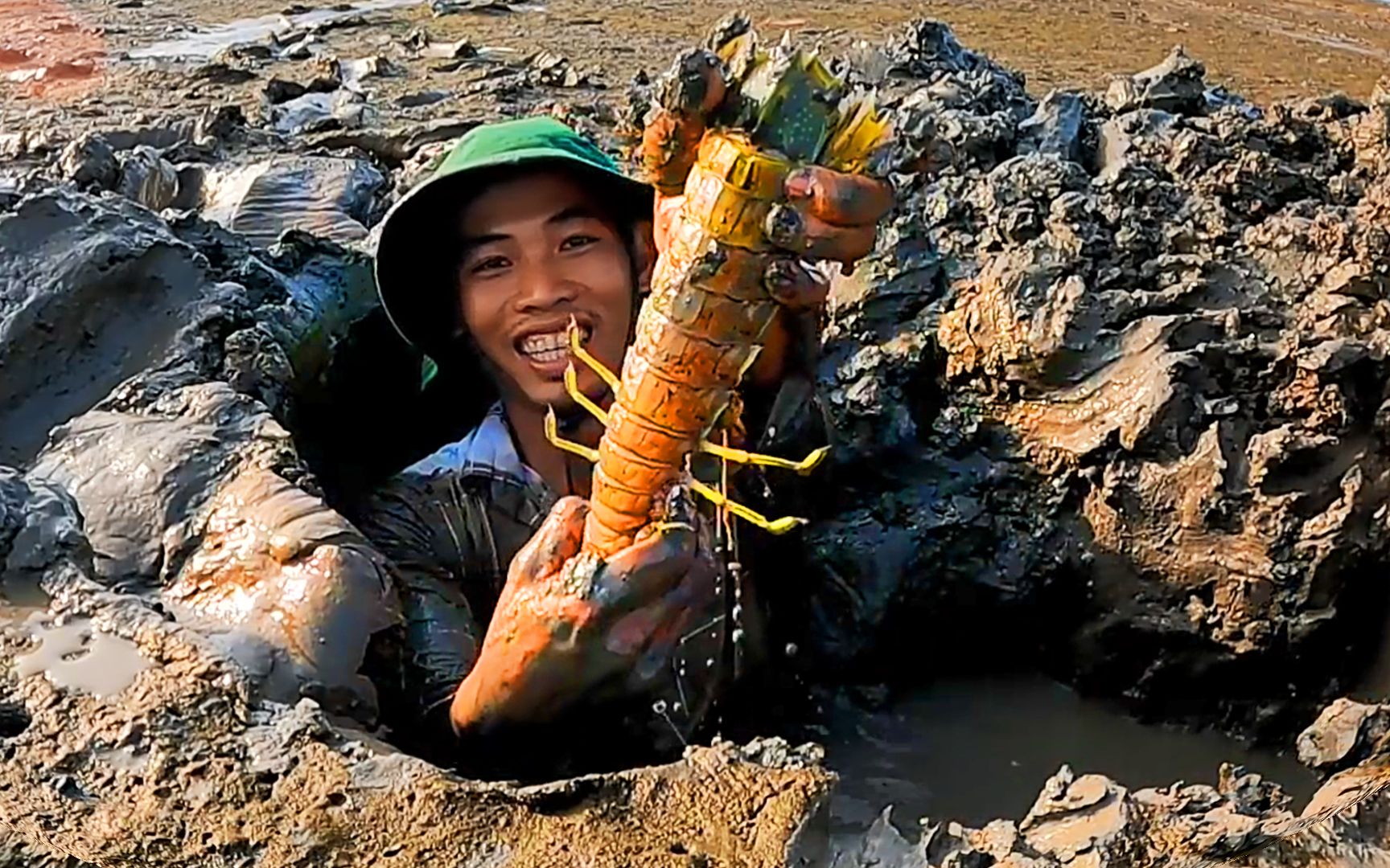 赶海捉到巨型皮皮虾整个人都快埋进去了