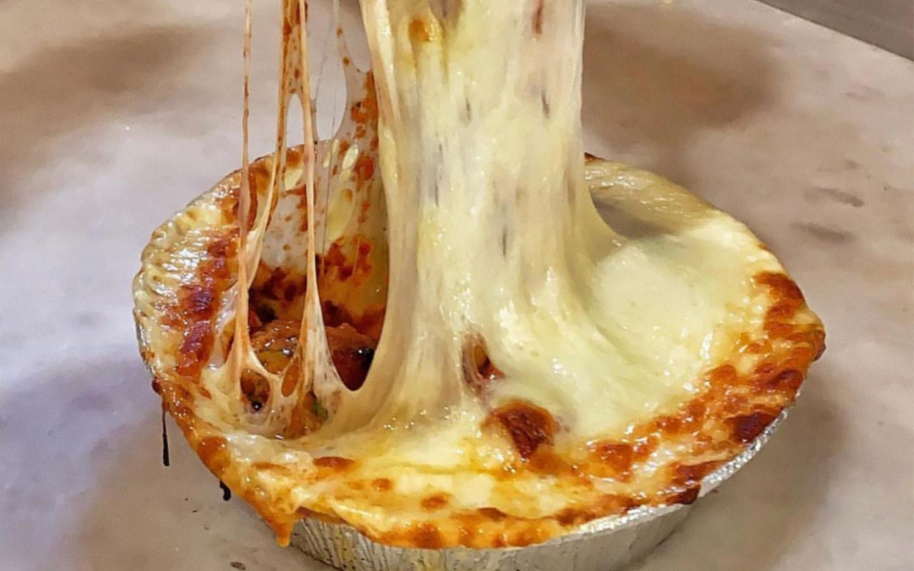 额外的cheesy pepperoni garlicknots!