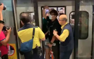 Tải video: 香港地铁遭人恶意堵门 市民警方合力将其抬走