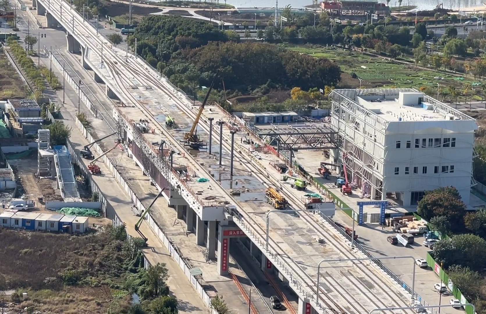 宁马城际铁路九华路站开始建设天桥和顶棚:阳湖生态公园一期即将竣工,江东大道同步开始进行改造提升.哔哩哔哩bilibili