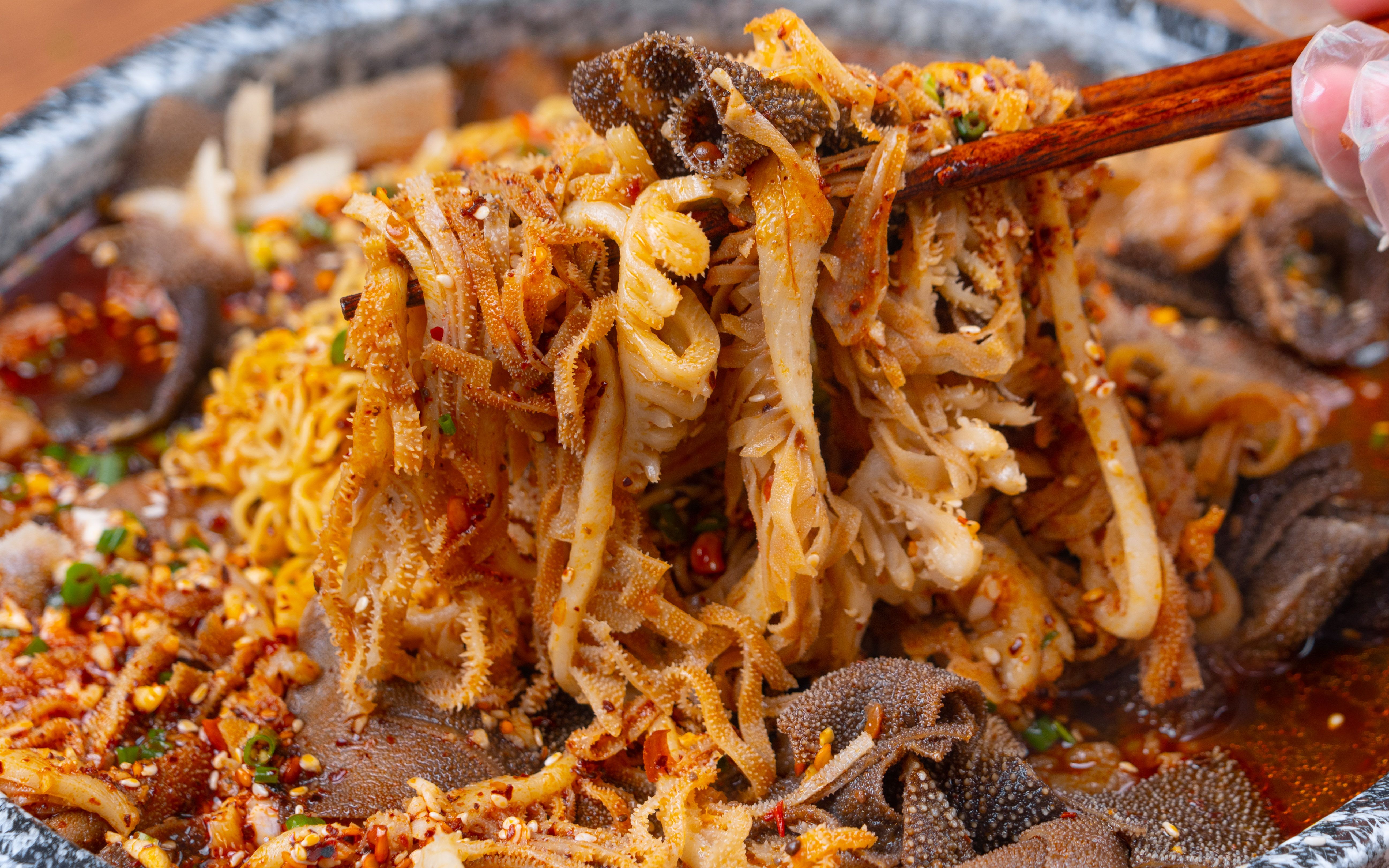 爆香爆辣的红油冒菜,千层肚当面嗦,好嗨哦!_哔哩哔哩_bilibili