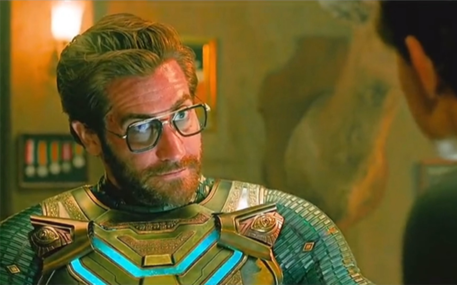 神秘客戴上眼镜那一刻,蜘蛛侠想到的只有钢铁侠,太像了!