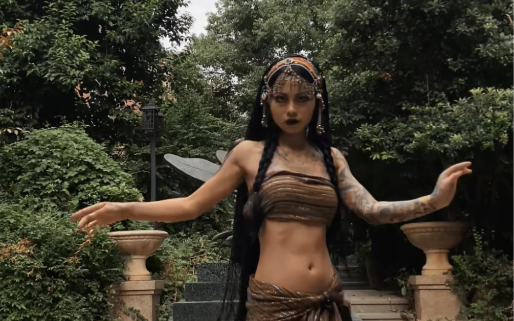 东方女巫 称为"巫婆"会下蛊.