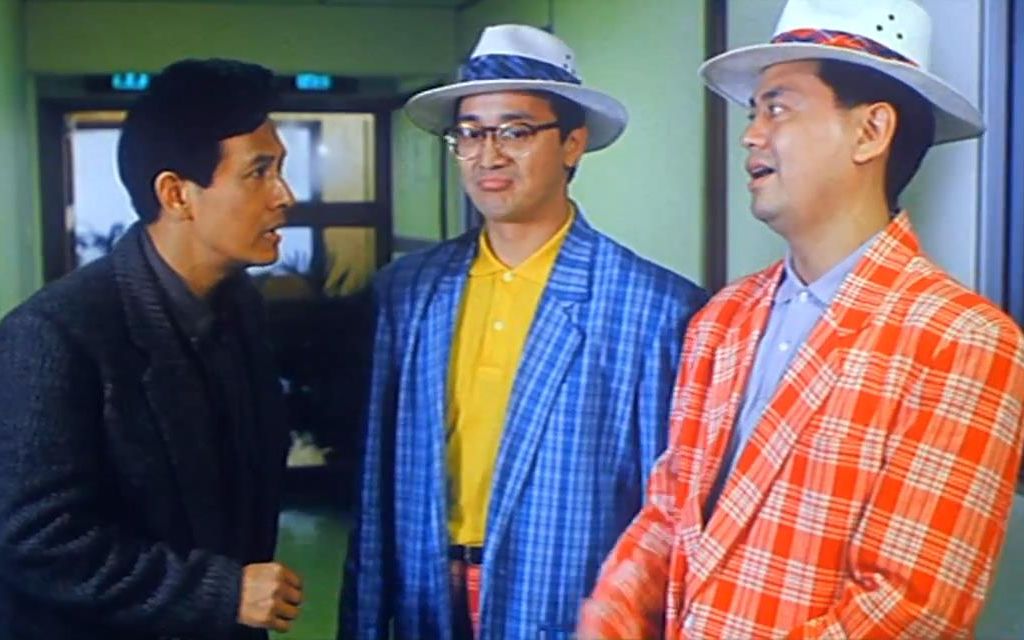 曹查理和陈百祥去偷宝物,必须要穿上红内衣,因为宝物里封印着厉鬼