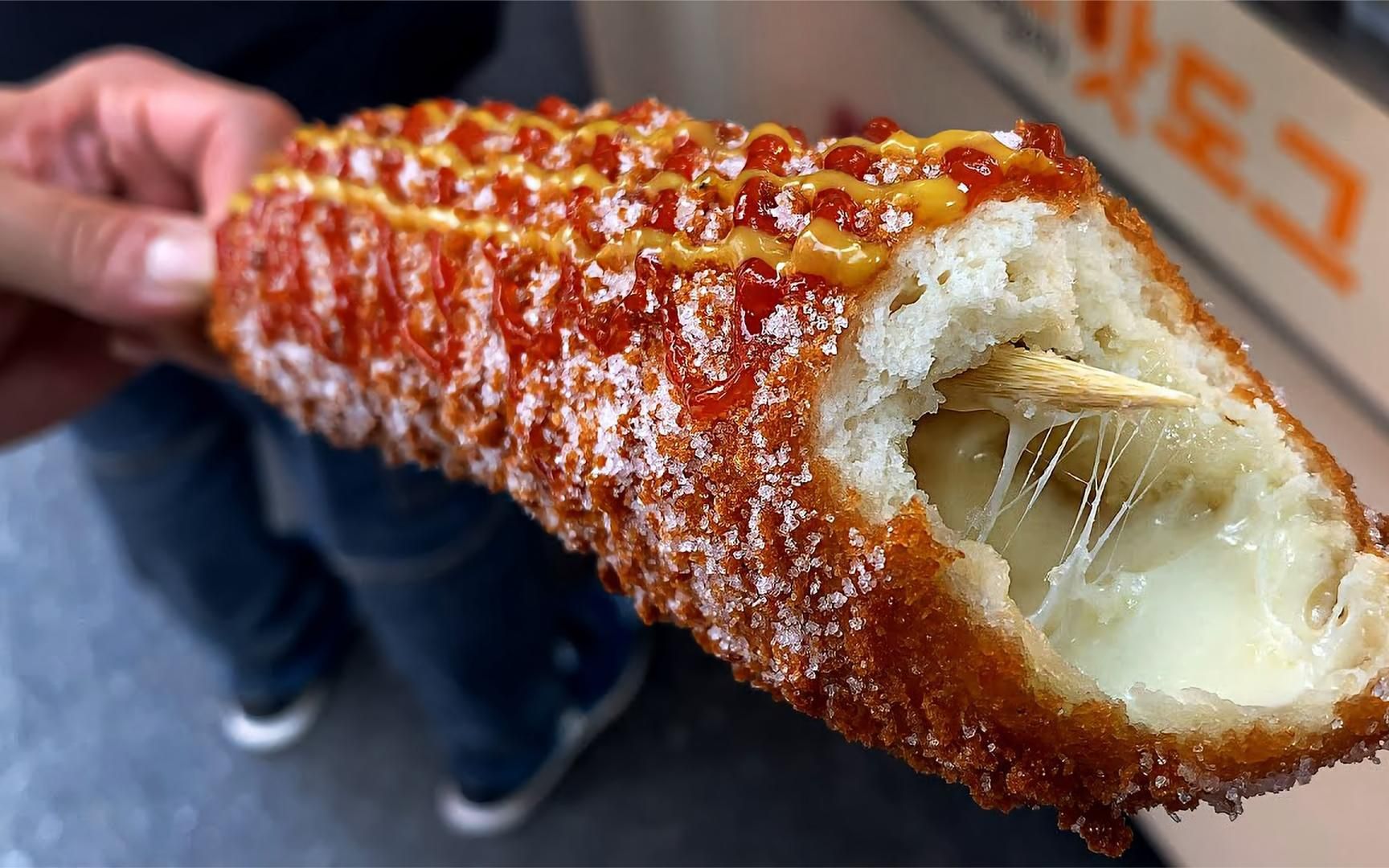 实拍网红芝士热狗,一口下去就爆浆,好吃到停不下来,真的超过瘾