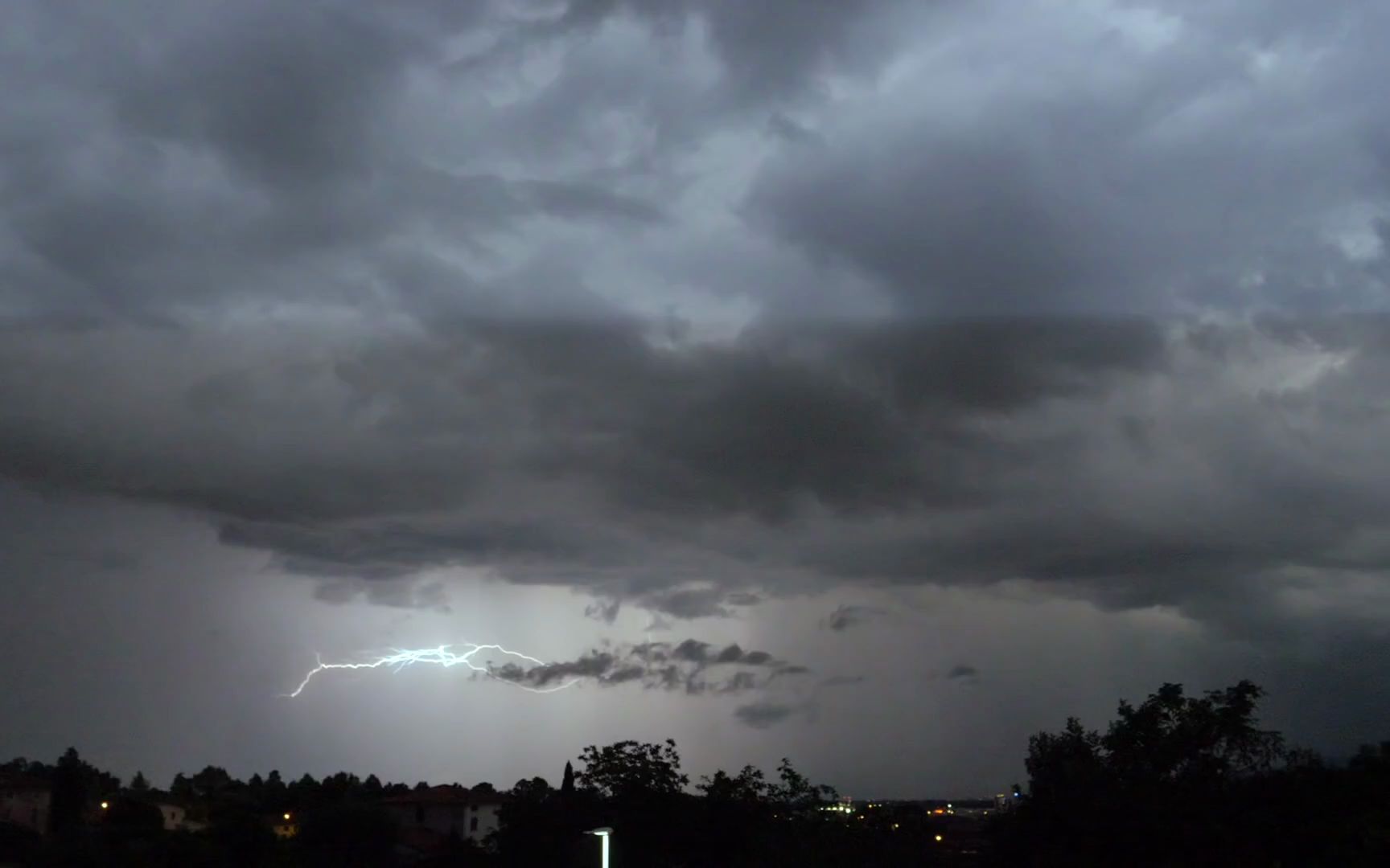 [图]【2小时】雷暴声，城市夜晚的雷雨声，助眠白噪音，放松休息，睡个好觉