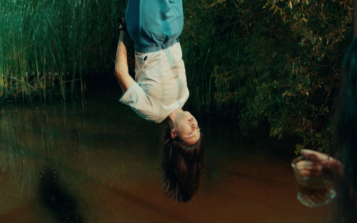 倒吊美女:美女被倒吊在鳄鱼池上空,还要不断的起身躲鳄鱼,对腰力和