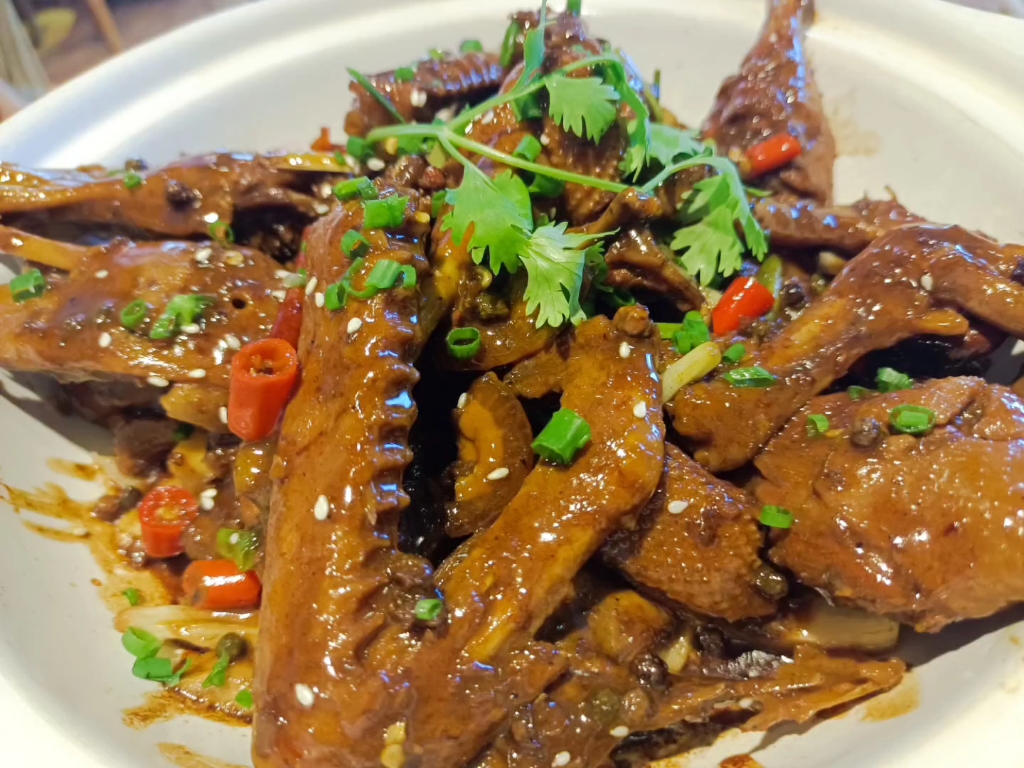 洪湖砂锅麻鸭,先卤制入味再回锅烧,用莲藕打底!