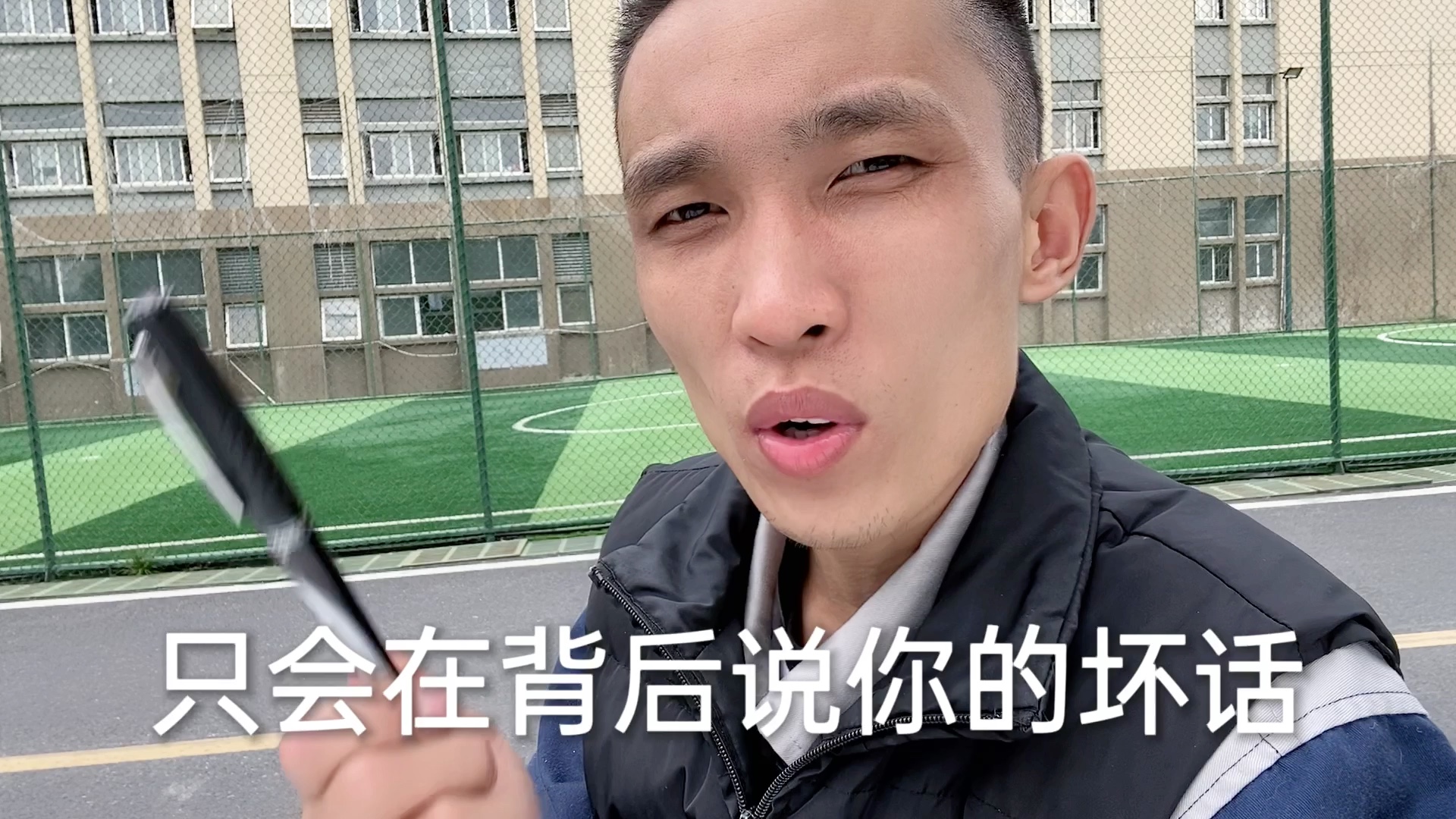 都不能随随便便的跟别人推心置腹,因为有些人只会在你背后说三道四