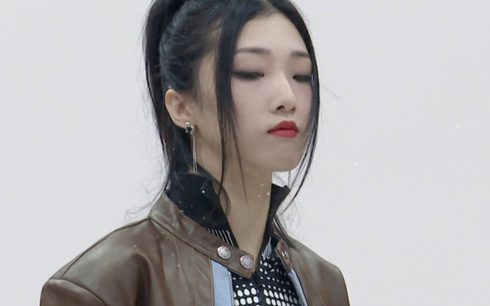 《百分百开麦》独家海报侧拍:郭颖yamy头发飘逸酷飒十足