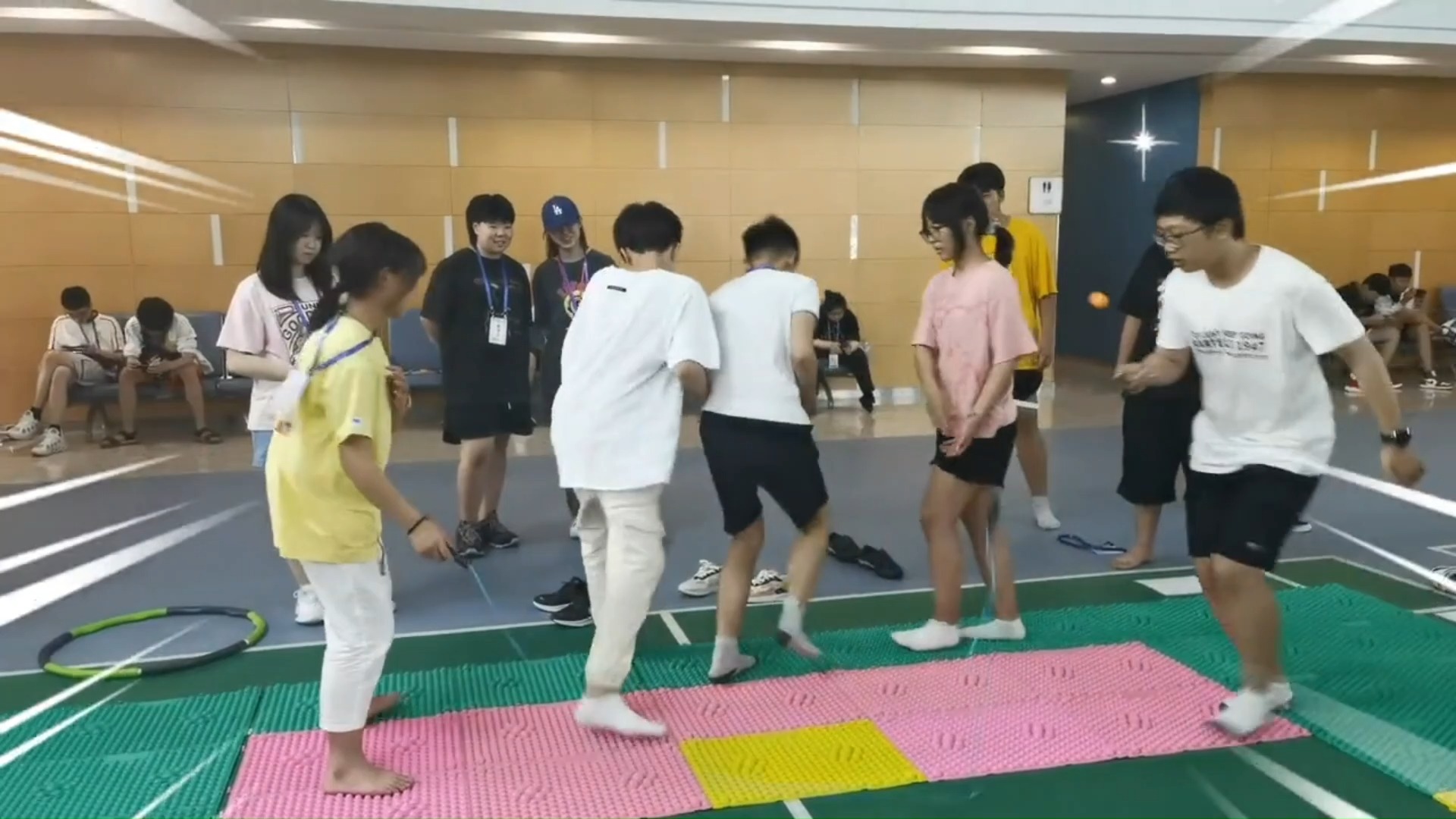 高中班级活动指压板接力赛