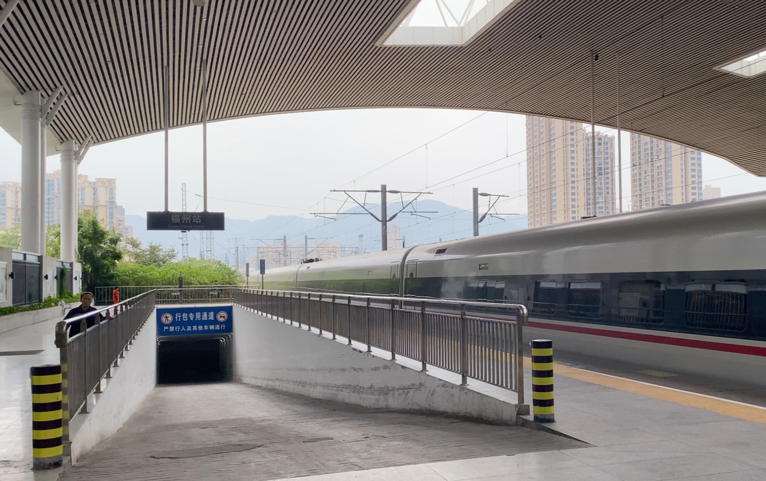 cr400af型动车组福州站出站