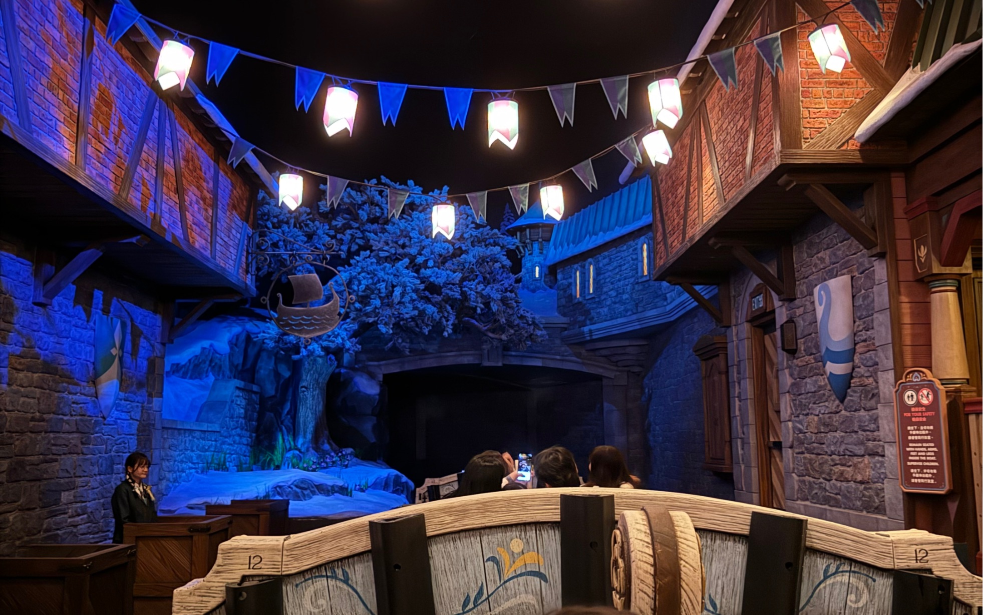 【第一视角】体验香港迪士尼冰雪奇缘新园区-魔雪奇幻之旅项目