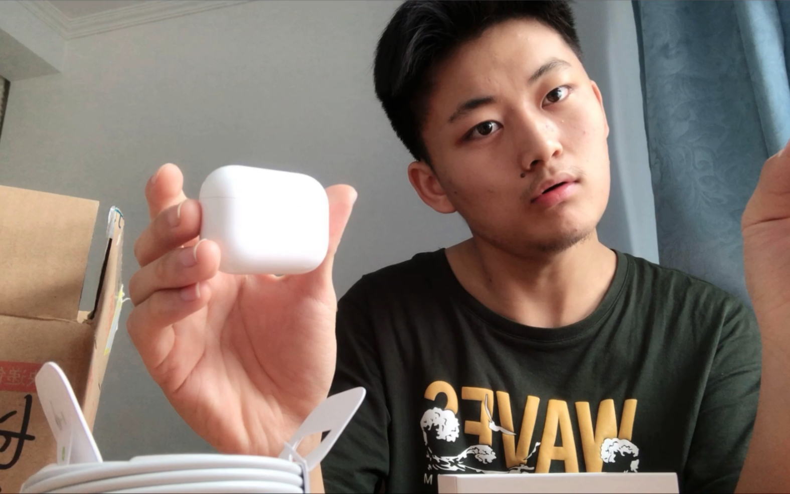 小伙刚毕业 打零工一个月 全部收入狠心买下airpods pro 一副没见过世面的样子自己都看傻了哔哩哔哩bilibili