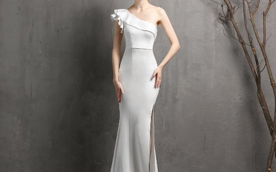 斜肩晚礼服女高端轻奢宴会高贵优雅主持人白色修身显瘦长款连衣裙