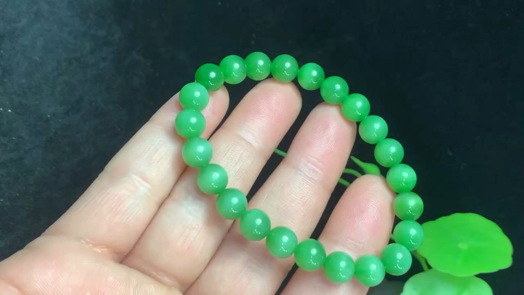 和田碧玉阳绿手链手串,俄碧老料,玉质细腻,脂粉油性十足,猫眼效应灵动