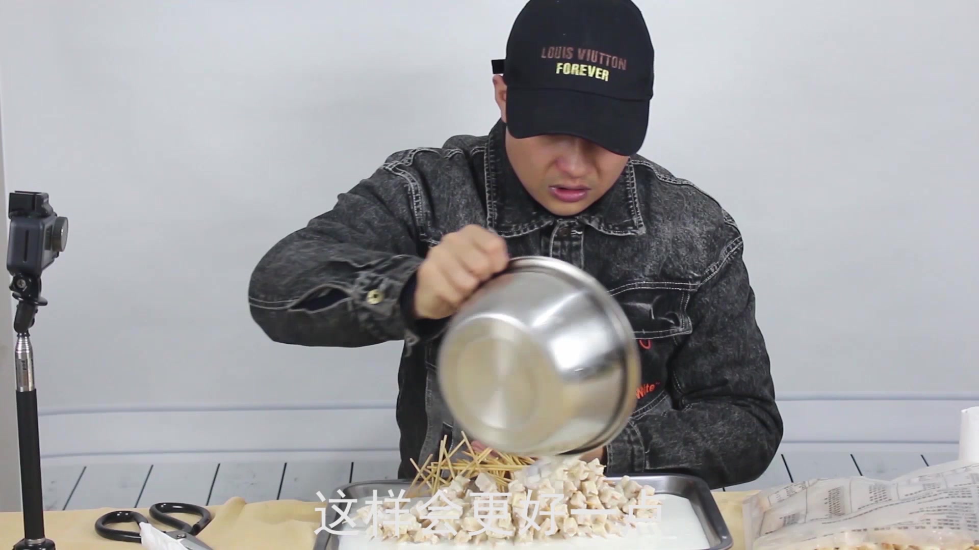 东北辉哥做自媒体第一个vlog 100串湘西烤牛油 猜猜吃了多少