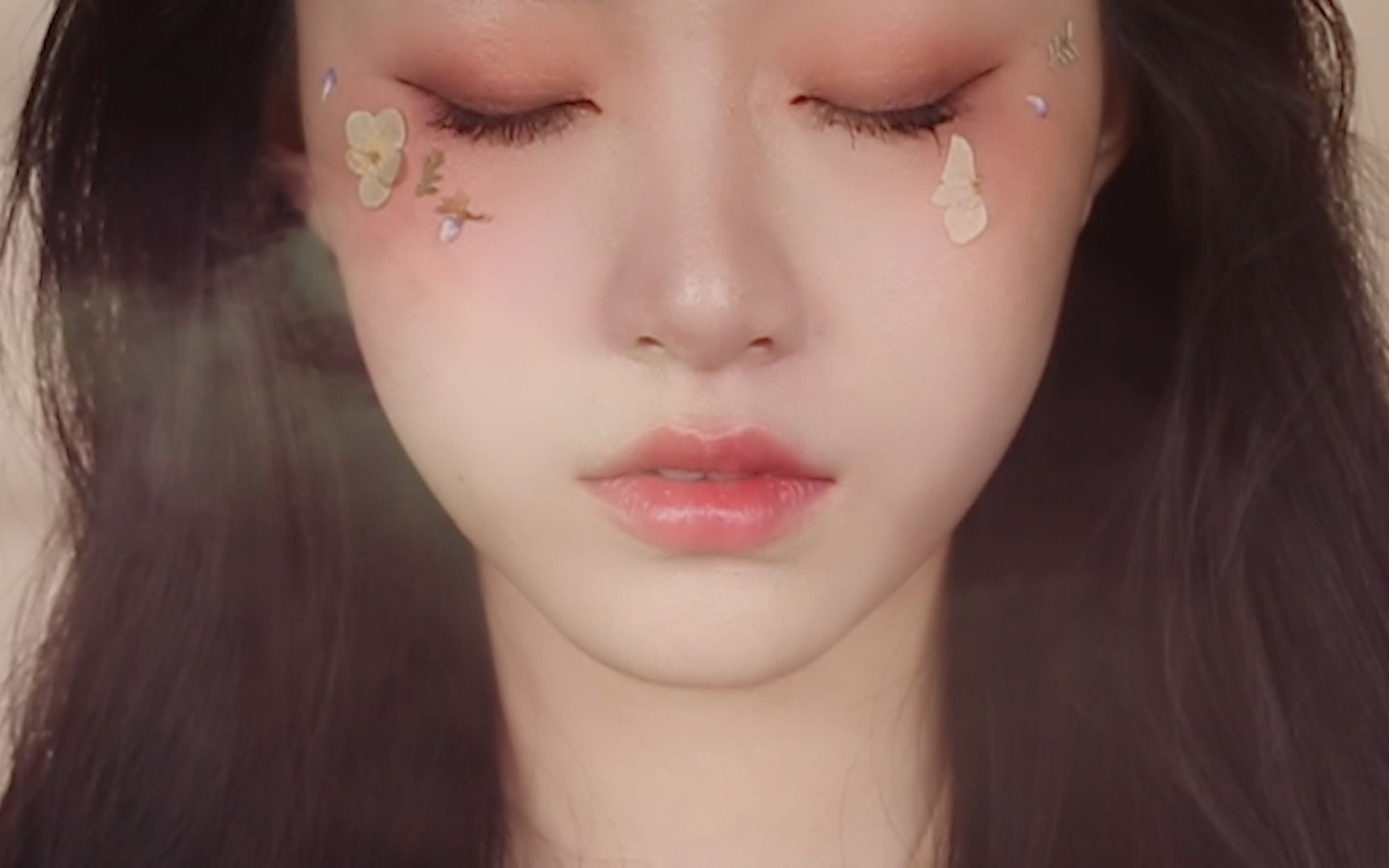 慵懒轻盈的森系花瓣妆带你去一个精灵少女的异想世界