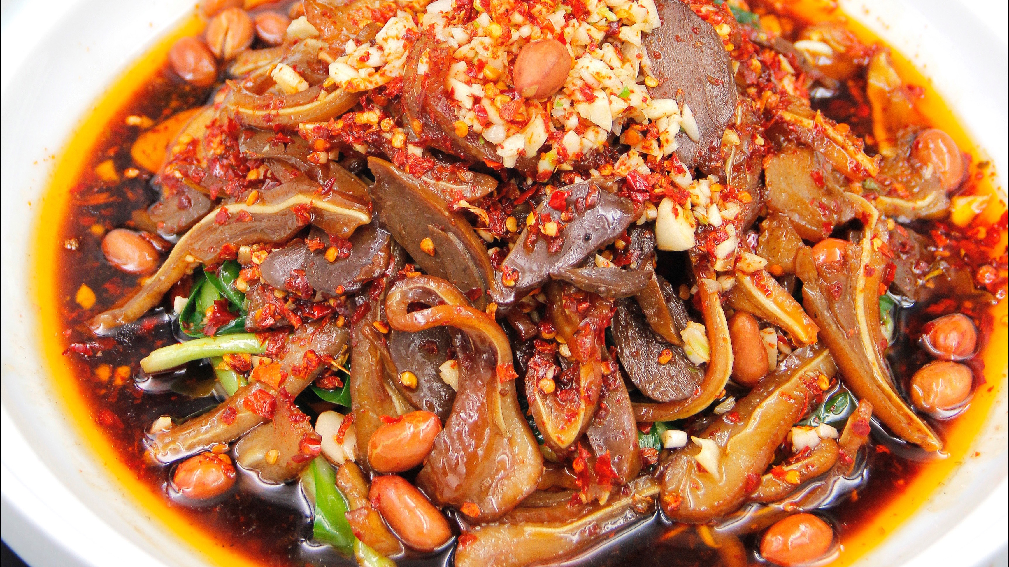 老长沙传承上百年的美食热卤三合一,酱卤咸香,咸味浓郁,口感丰富,非常