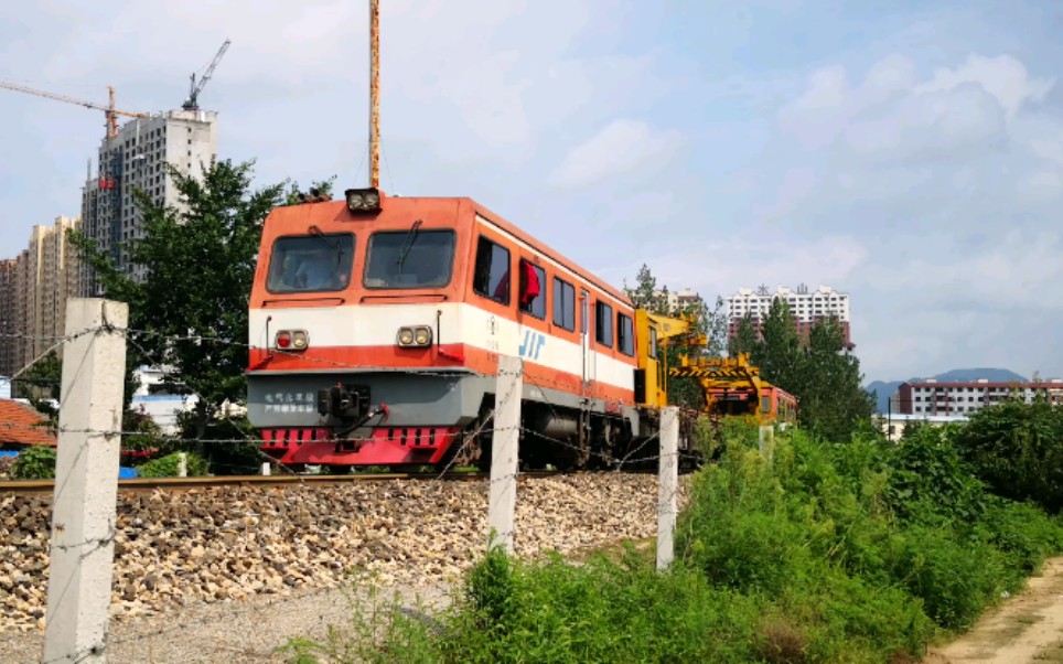 【中国铁路】金鹰重型轨道车通过凤上线砬子沟附近