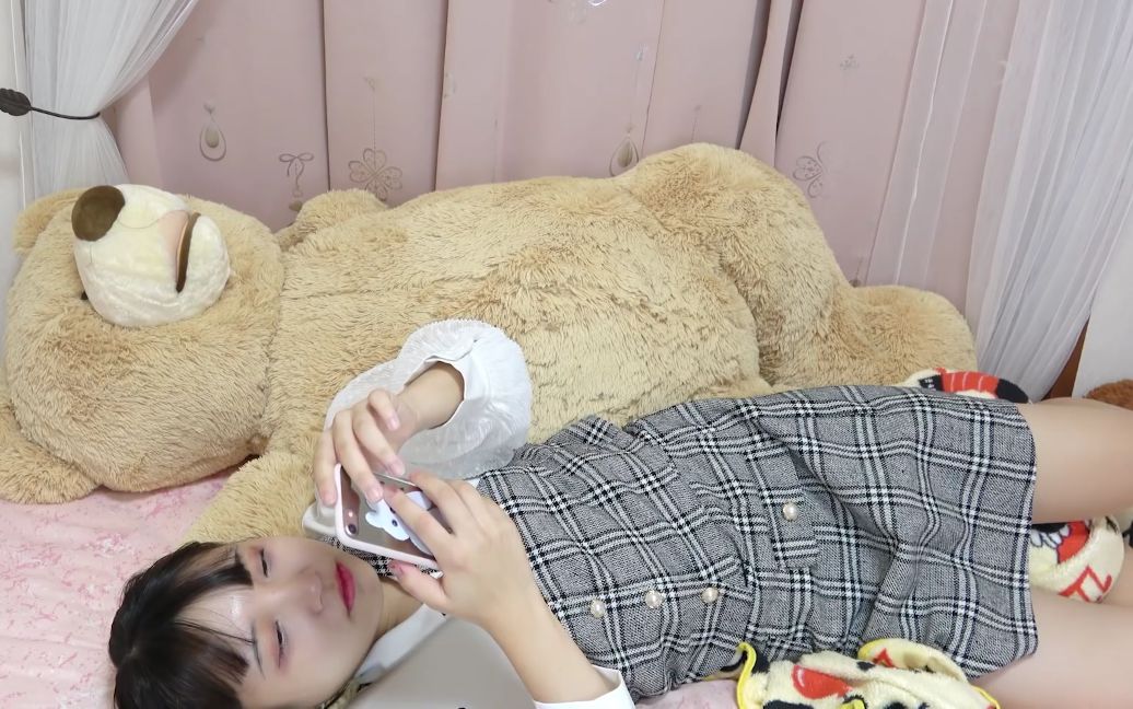 日本15岁初中生小姐姐の生活日常～睡醒后在床上玩了一会手机,又去了