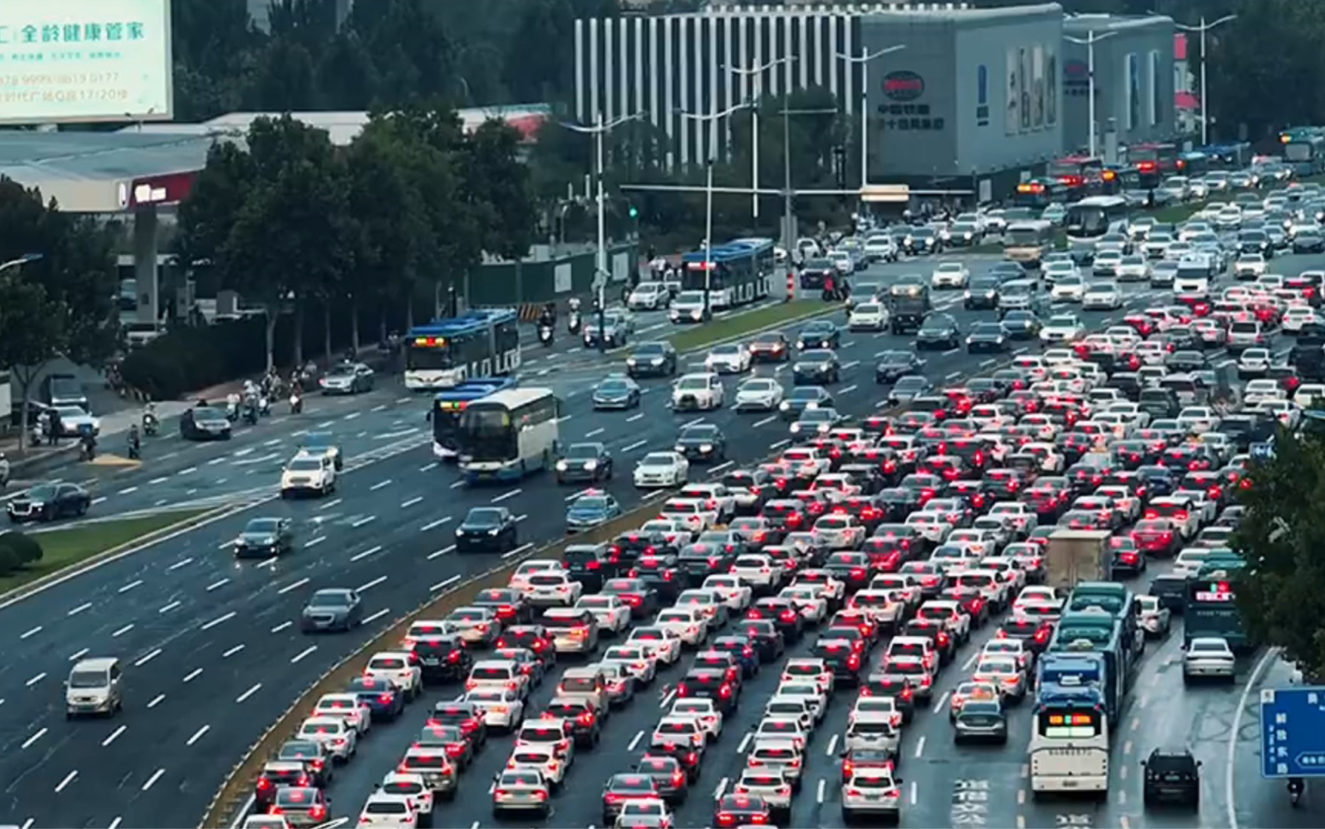 济南经十路 双向24车道 依然经常堵车