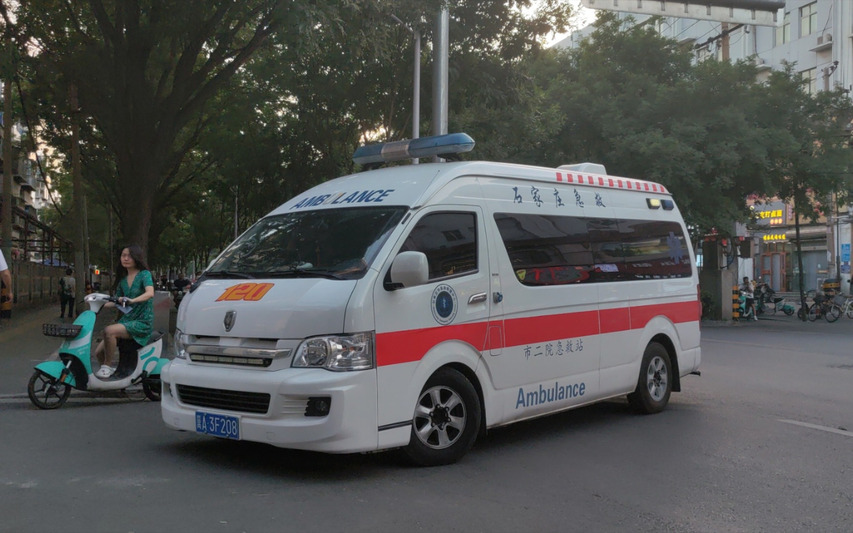 偶遇石家庄120救护车倒车出警