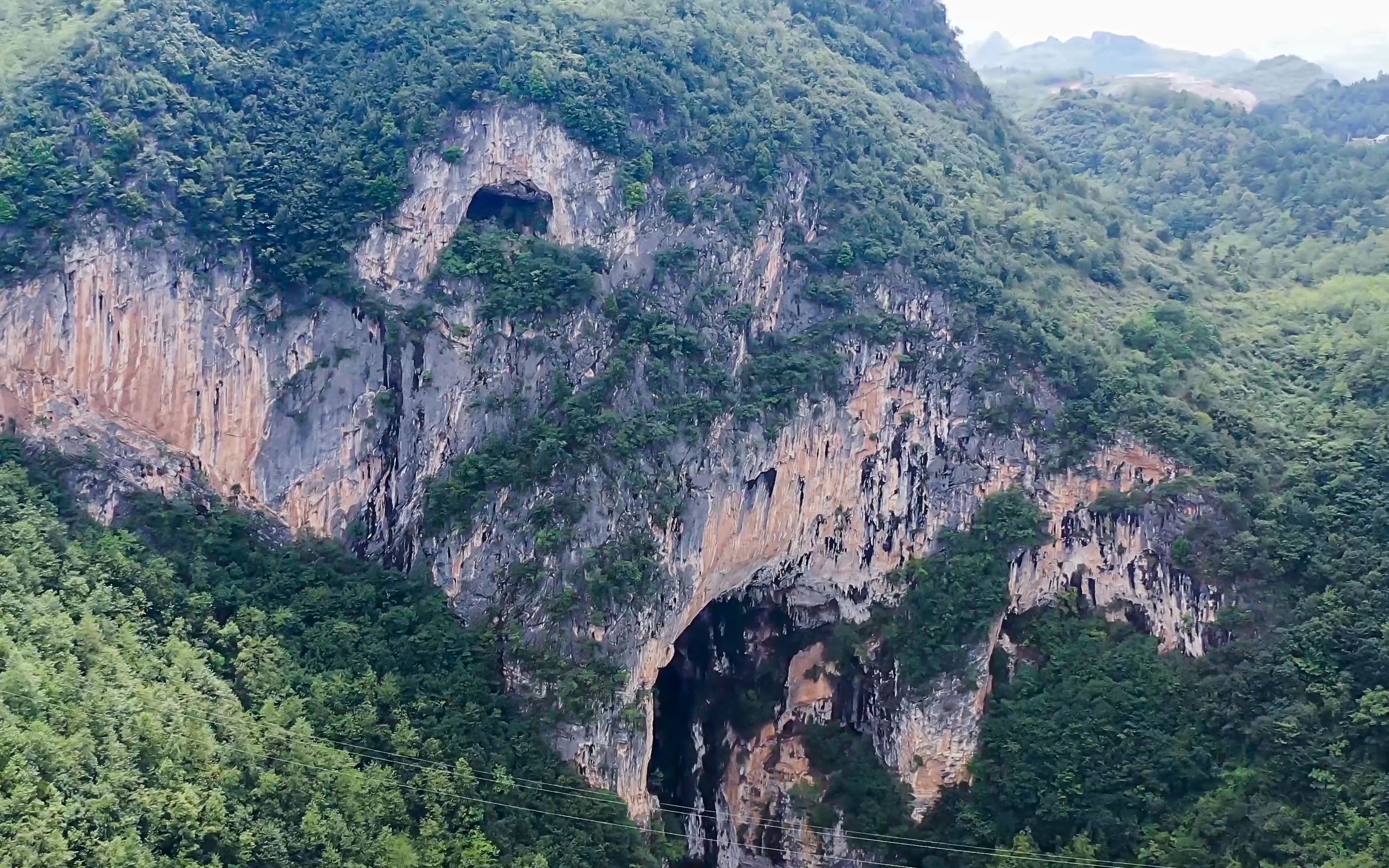 解密网友说悬崖上的山洞有悬棺的真相