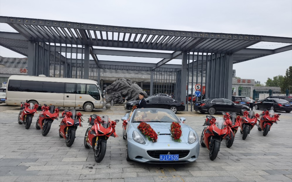 杜卡迪v4给群友出婚车,别样的风景