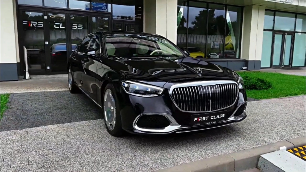 豪车赏新,实拍2024款全新奔驰迈巴赫s580内外部细节静态高清展示!