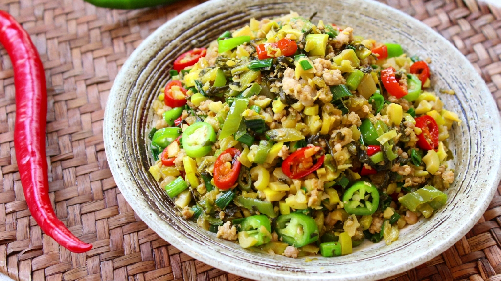 只有春天才有的下饭菜,酸菜小笋炒肉末,酸辣咸香,拌饭拌面超赞.