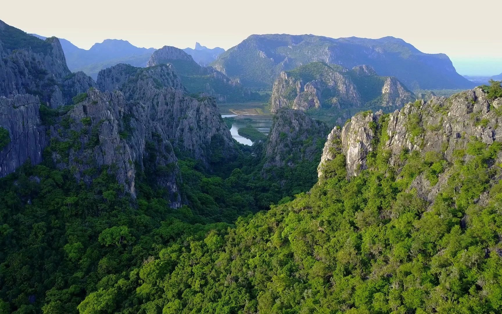 [图]高清微信状态视频素材：群峰叠嶂，山间景色航拍