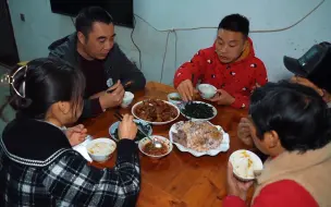 Скачать видео: 桃子姐和包立春一起回娘家，做一盘蘸水兔，鲜香美味，真解馋