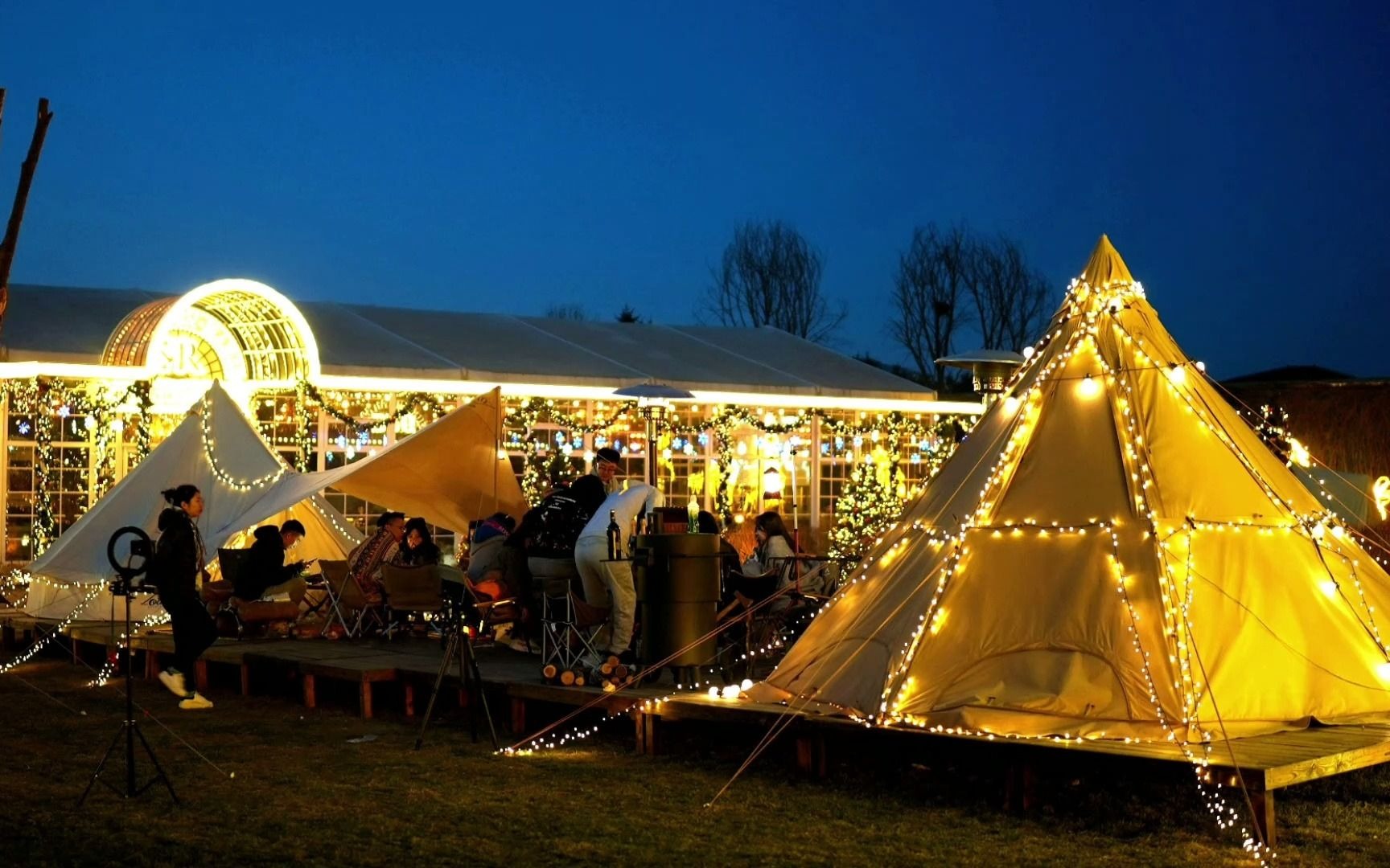 @出你喜欢的人来一场春日户外烧烤吧! @万谷天文 #户外露营 #户外烧烤