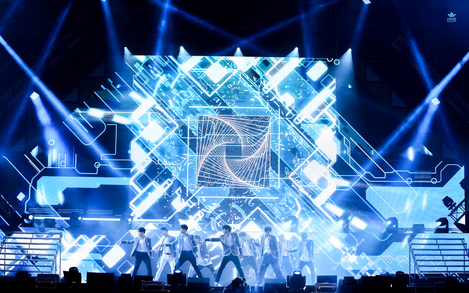 727ninepercent武汉场奶泡团全程全员舞台加大屏手机自录