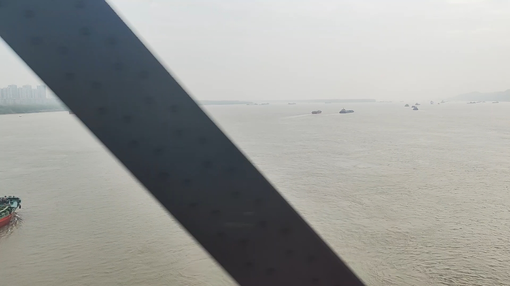 [cr]2024年4月4日,z198次列车(太原——上海)通过南京长江大桥.