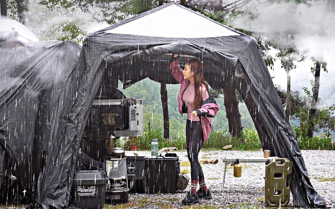 [图]大学老师酷爱露营、专挑下雨天去、帐篷看雨天窗—雨中独自散步