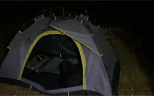 Скачать видео: 穷游小伙野外露营 晚上搭帐篷突遇下雨 躲在帐篷里面冻得瑟瑟发抖