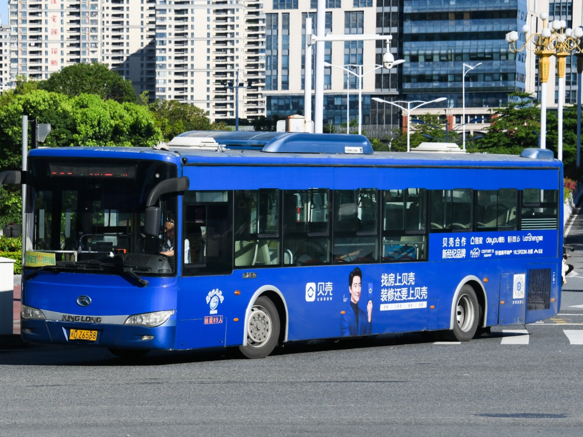 搭载大马力柴油机的高配欧陆/厦门集美公交金龙xmq6127bgd5运行视频