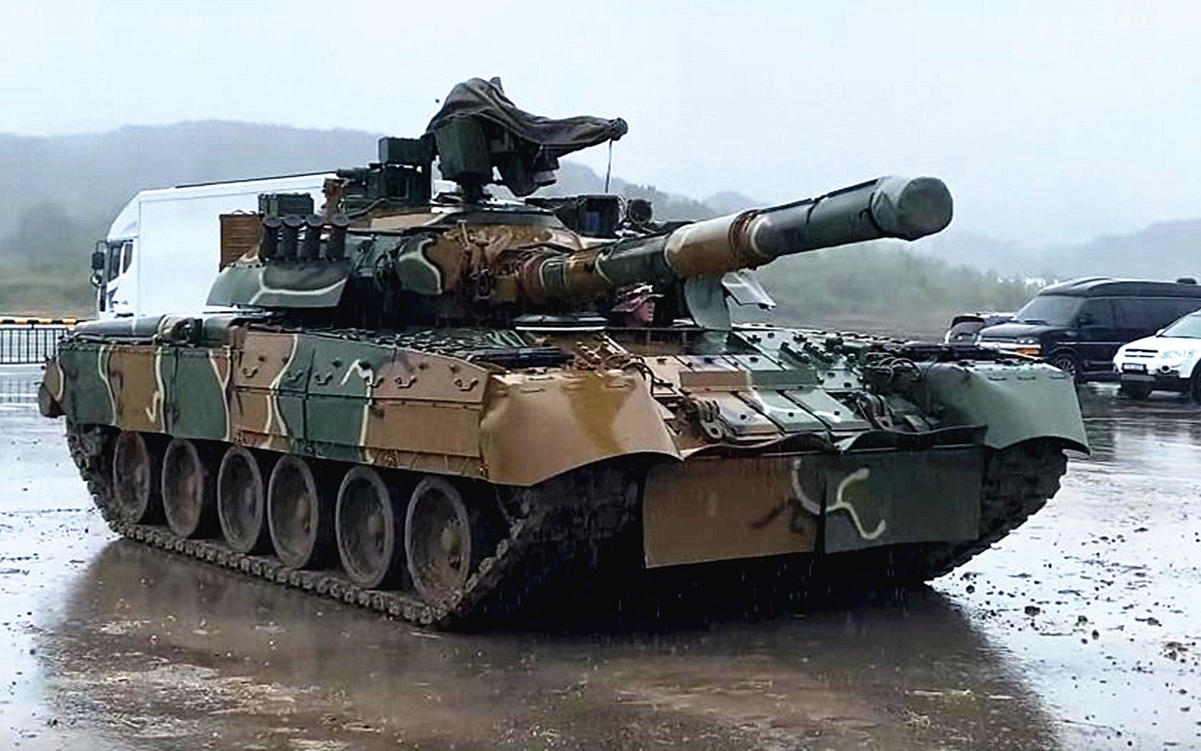自96年t-80u坦克进入韩国服役后,韩军备受重视,对其赞不绝口!