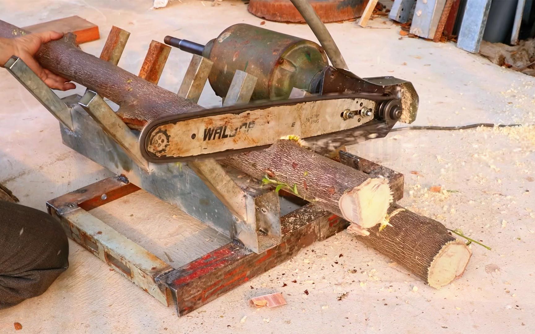 自制锯柴神器,锯起柴来就像切西瓜一样轻松,成本还不到100块