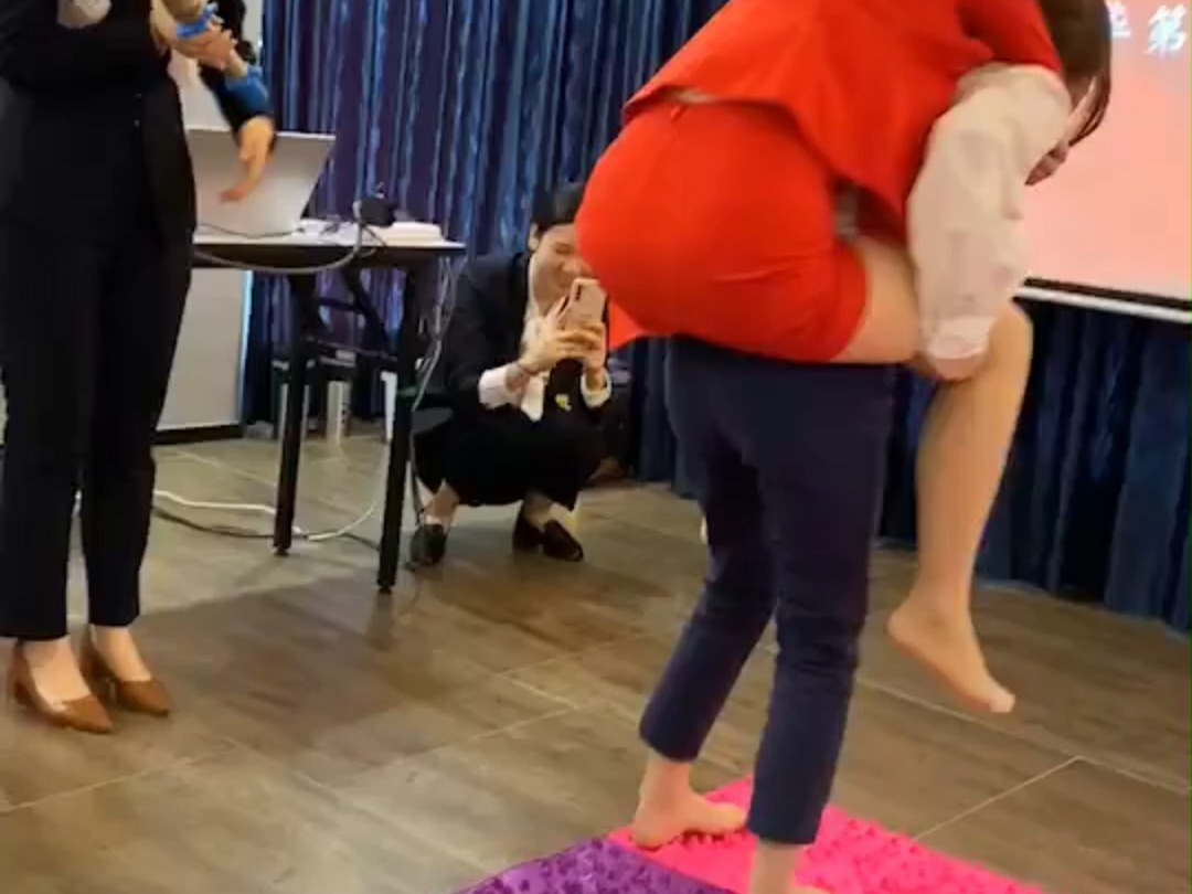 女生挑战超痛小竹笋指压板光脚背人,疼得尖叫!