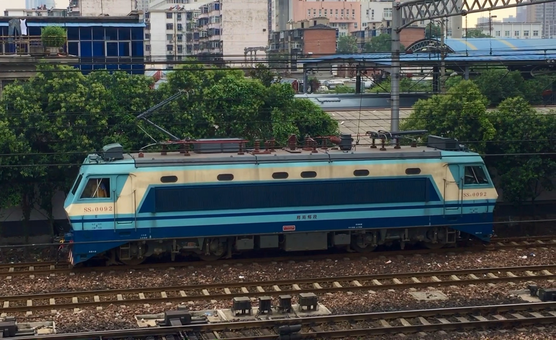 ss8(韶山8)型电力机车升弓启机回郑州机务段南院