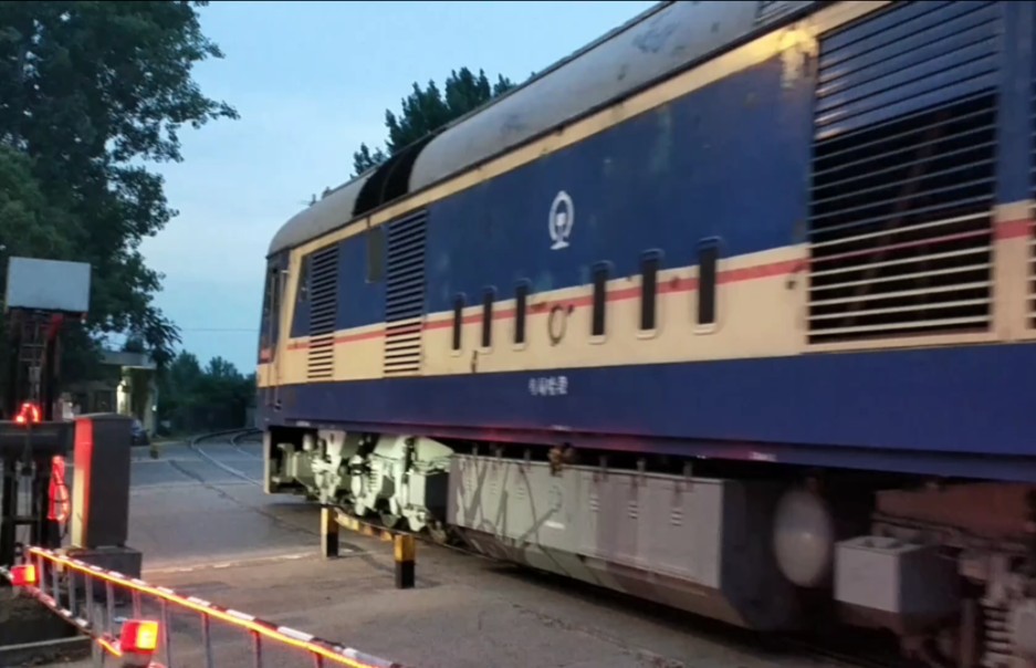 1686推进乌局哈段df8b.0094通过襄阳钻石大道铁路道口