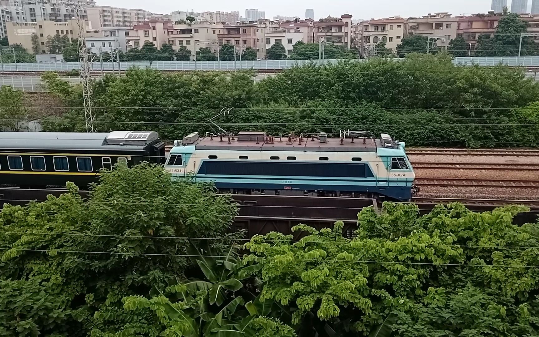 风机声好听!广铁长段ss8牵引k1348次列车从广州北站通过