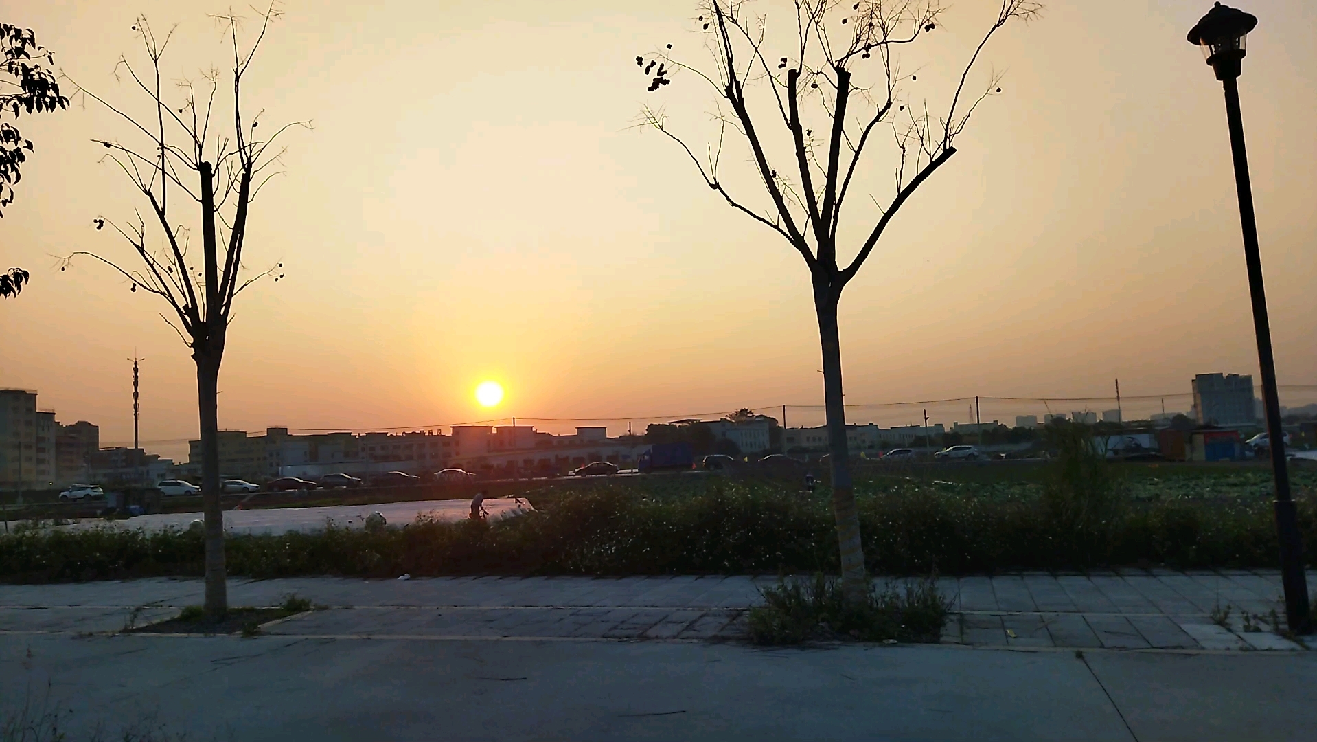 傍晚时分太阳落下前,夕阳染红半边天,玉兔东升景独好.夕阳染红半边天,玉兔东升景独好是什么意思哔哩哔哩bilibili