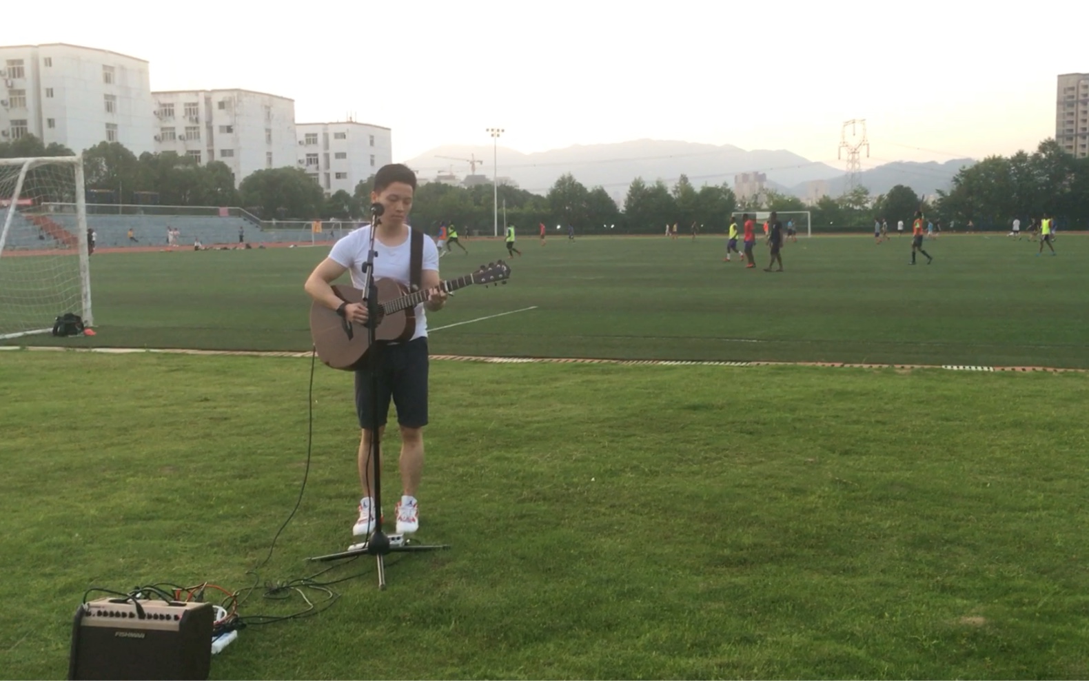 [图]昨天，大学里回荡着《不能说的秘密》……