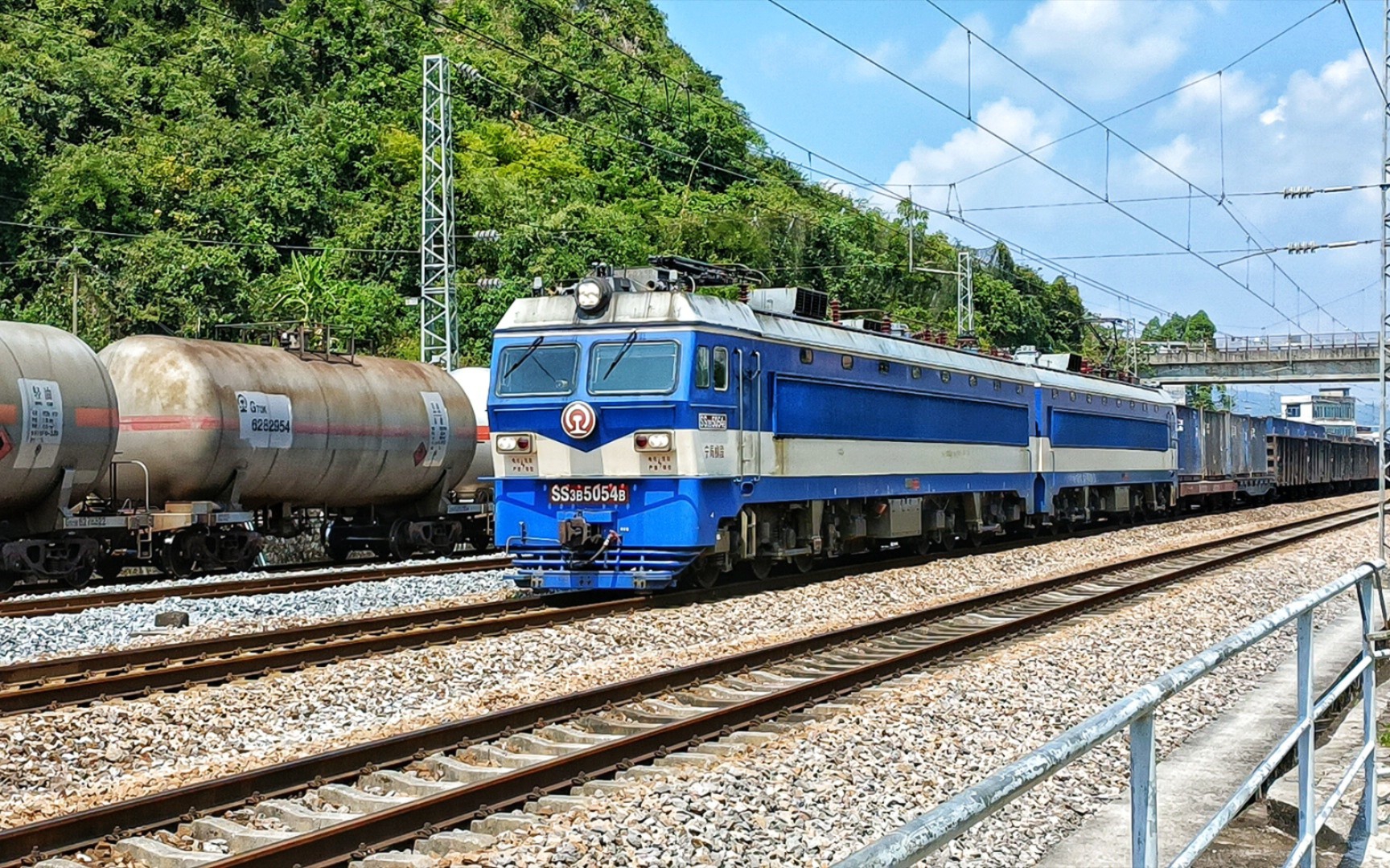 【中国铁路】宁局柳段韶山3b-5054牵引货列德胜站二道通过