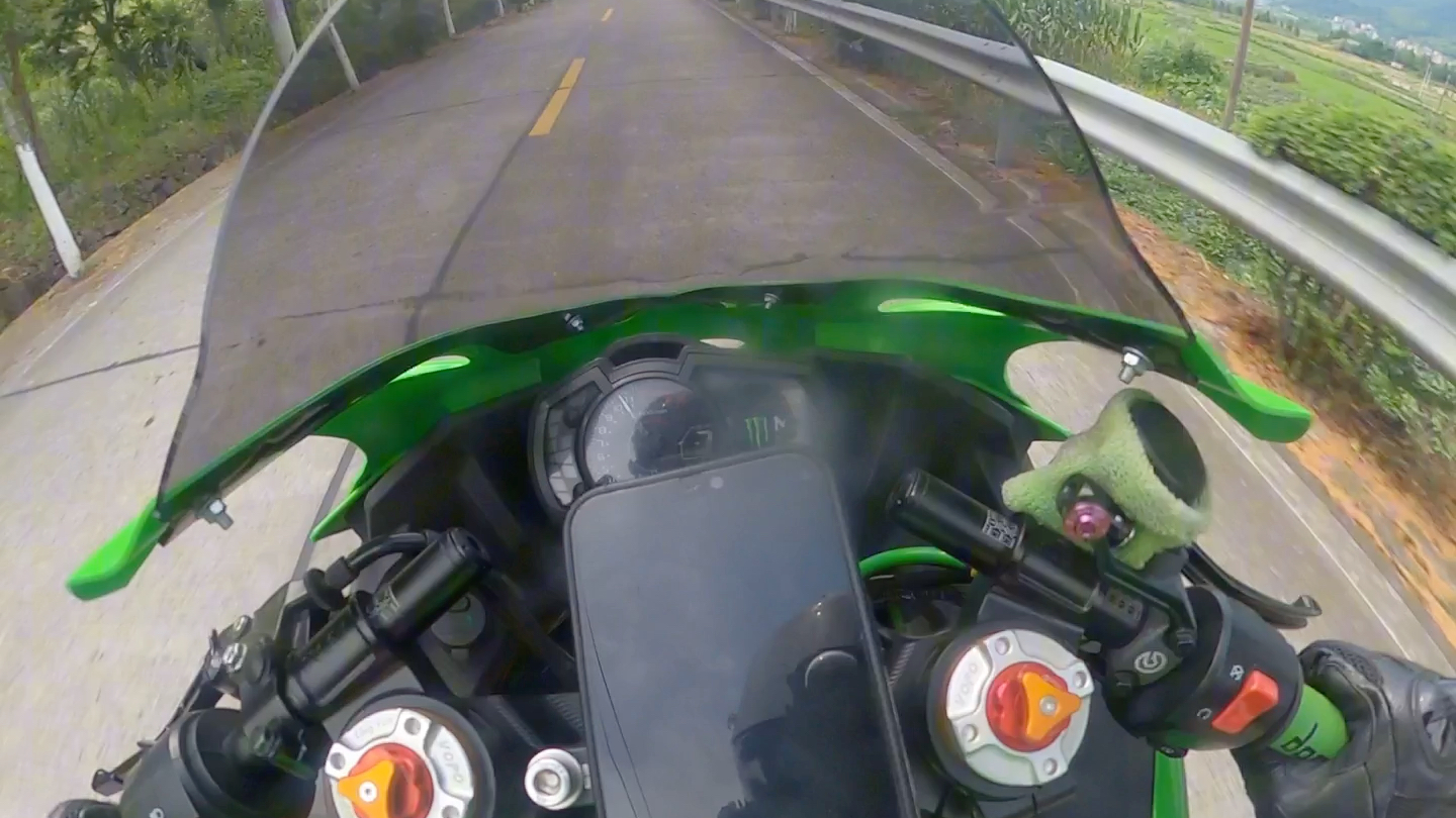 分钟山路原声」ninja400就应该这样骑 山路遭遇zx4rr 勉强能看到尾灯